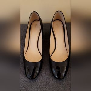 Cole Haan black pump w/patent leather toe, size 10B